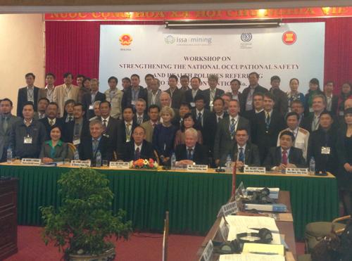 ເພີ່ມທະວີການຮັບ ປະກັນຫຼັກອະນາ ໄມຄວາມປອດໄພ ໃນການອອກແຮງງານ